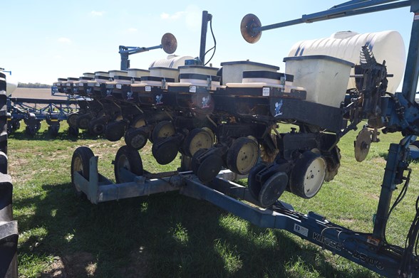 1996 KINZE 2500 76918 - Apple Farm Service