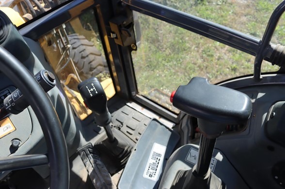 2002 NEW HOLLAND LB75B 75531 - Apple Farm Service