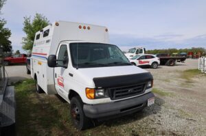 2004-FORD-E350-SD-v0055d-1