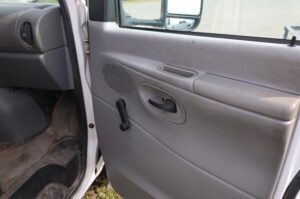 2004-FORD-E350-SD-v0055d-14