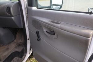 2004-FORD-E350-SD-v0055d-14