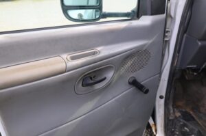 2004-FORD-E350-SD-v0055d-17