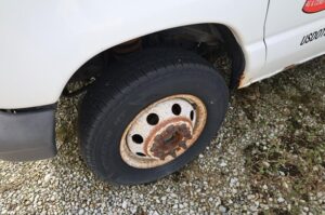 2004-FORD-E350-SD-v0055d-3