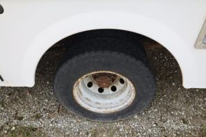 2004-FORD-E350-SD-v0055d-4