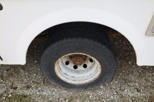 2004-FORD-E350-SD-v0055d-4