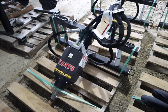 Auger-Posthole-NEW-HOLLAND-X2475-70634