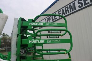 Bale-Grabbers-Handlers-HUSTLER-SOFTHANDS-LM100-72658-1