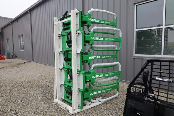 Bale-Grabbers-Handlers-HUSTLER-SOFTHANDS-LM100-76232