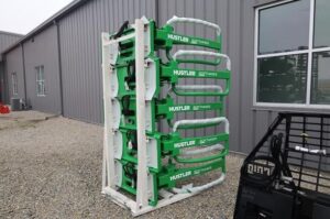 Bale-Grabbers-Handlers-HUSTLER-SOFTHANDS-LM100-76234