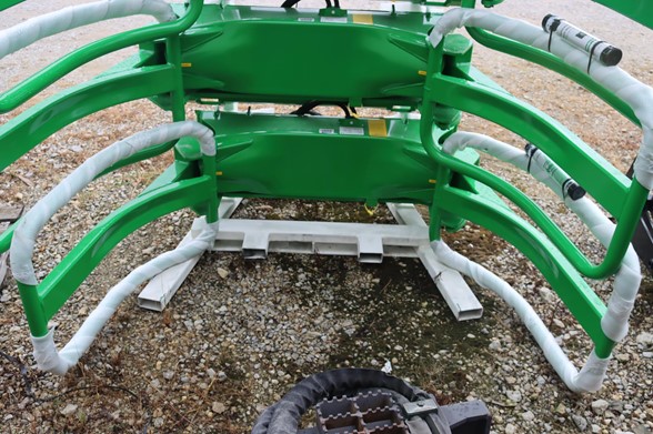 Bale-Grabbers-Handlers-HUSTLER-SOFTHANDS-LM100-76791