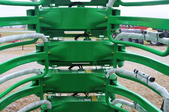 Bale-Grabbers-Handlers-HUSTLER-SOFTHANDS-LM100-76793