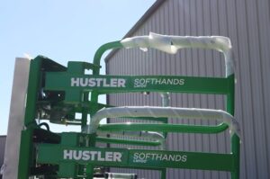 Bale-Grabbers-Handlers-HUSTLER-SOFTHANDS-LM100-76795-2