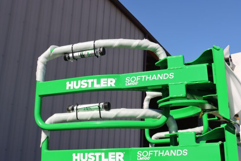Bale-Grabbers-Handlers-HUSTLER-SOFTHANDS-LM100-76795
