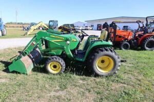 JOHN-DEERE-3025E-75060-1