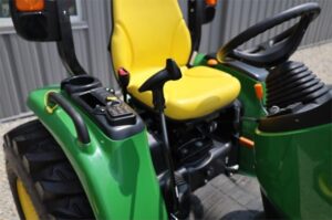 JOHN-DEERE-3033R-74762-8