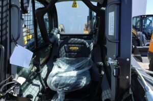 NEW-HOLLAND-L320-76068-7